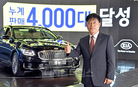 누계 판매 4000대를 달성한 기아자동차 운정지점의 유문수 영업부장.   기아자동차 제공